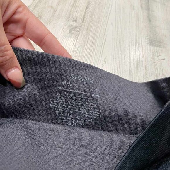 Spanx Look at Me Now Seamless Cropped Leggings Black Camo Size M - Picture 4 of 4